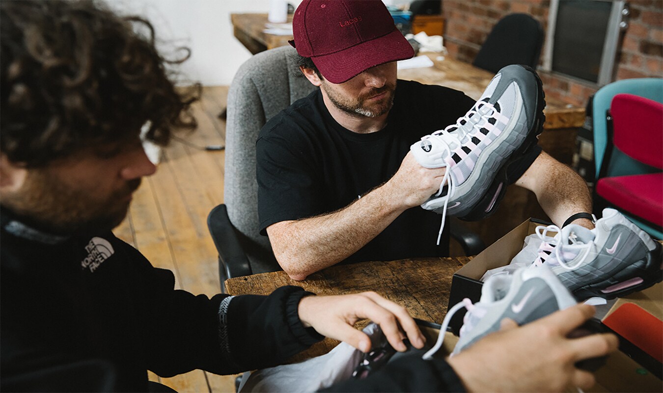THE TRAINEE THAT BINDS THE CITY: NIKE AIR MAX 95 (PINK FOAM) by SEVENSTORE
