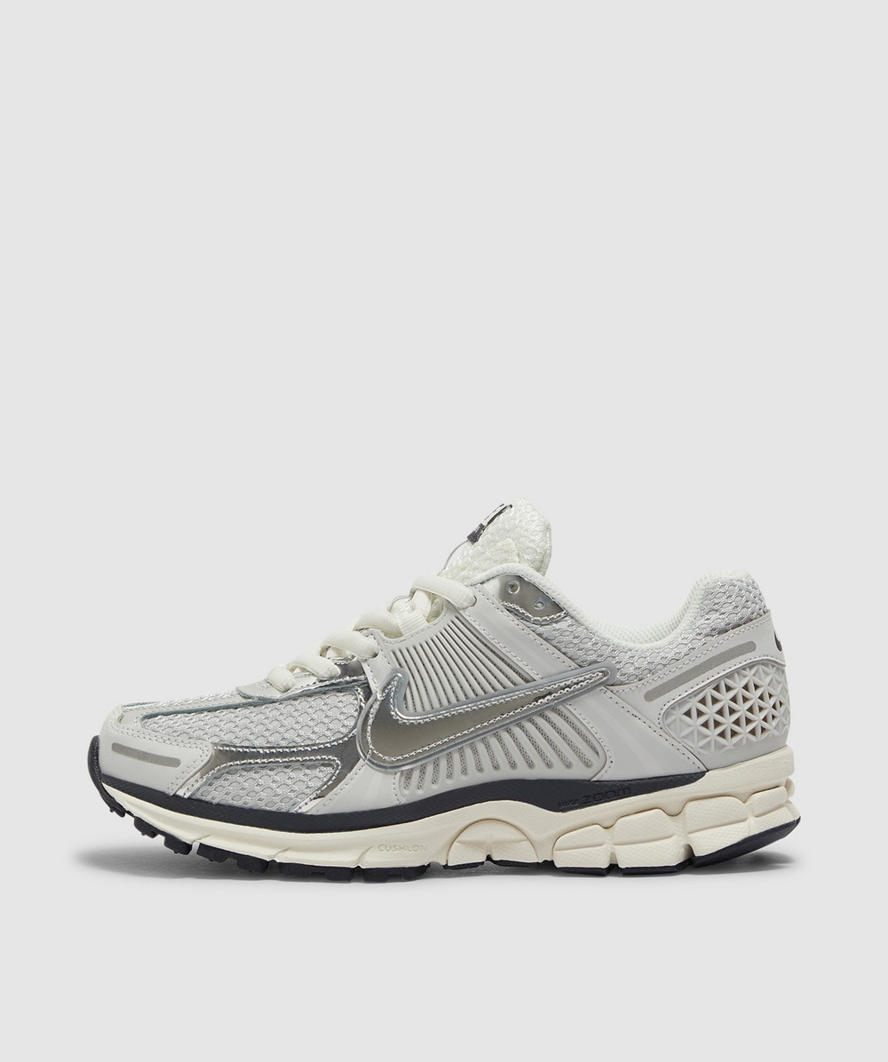 zoom vomero 5 sneaker in photon dust chrome gridiron & sail nike