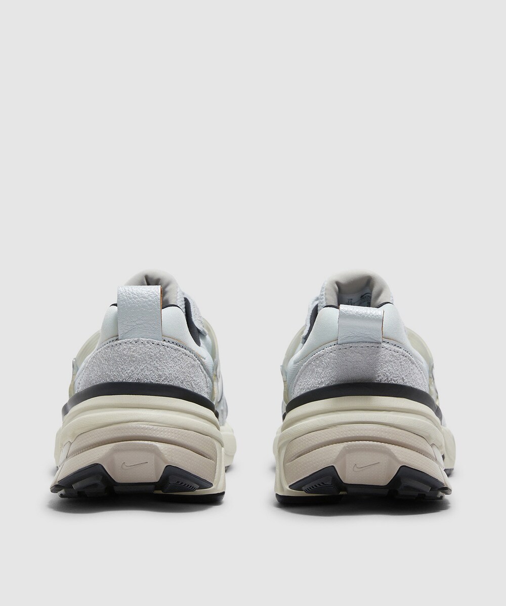 NIKE W V2K RUN PURE PLATINUM/CHROME-PLATINUM TINT 国内発送 V2K Run Pure Platinum Chrome (Women's) - YouTube