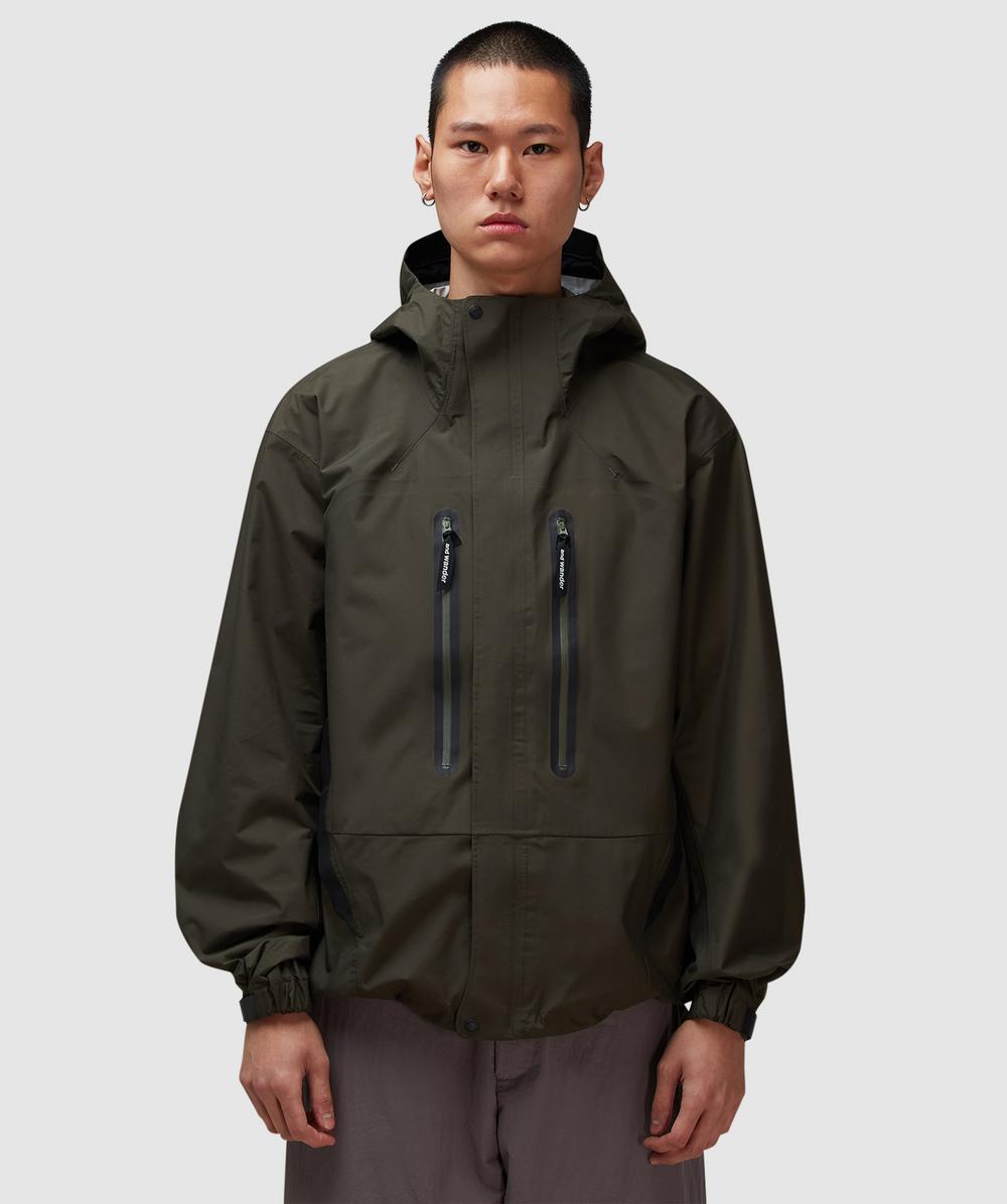 And Wander 2.5l Hiker Rain Jacket In Green