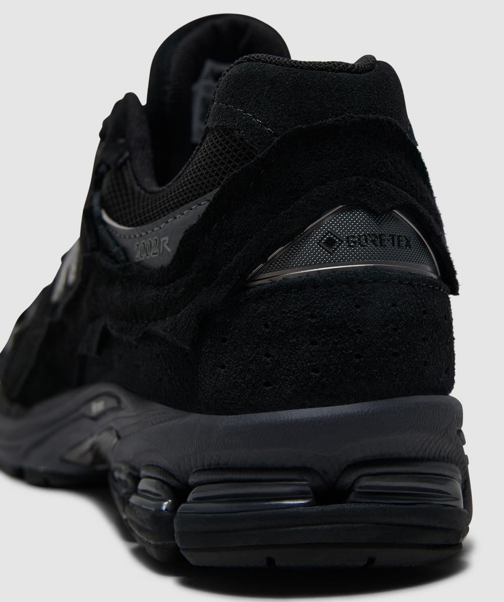 New Balance 2002R Gore-Tex protection pack sneaker | BLACK