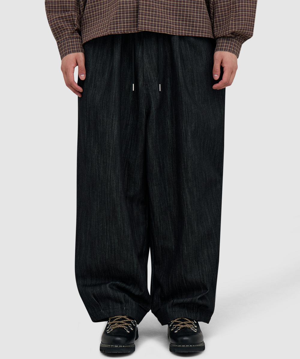 Estudio Niksen Pintuck Balloon Jean In Black