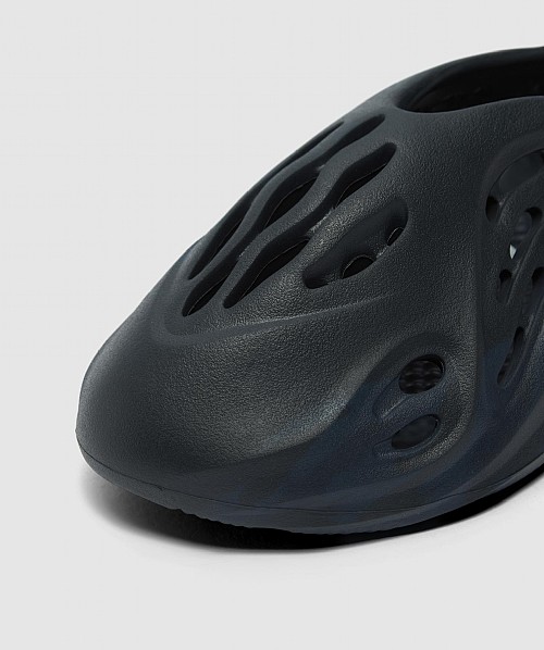 black yeezy foam runners