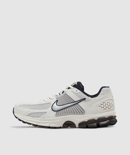 Nike Vomero 5 Sneaker In Phantom/mtlc Platinum-lt Iron Ore-baroque Brown-bl